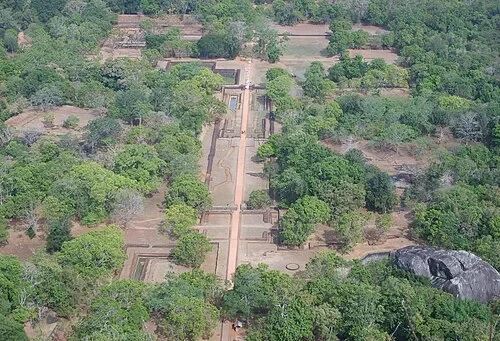 Les jardins d'eau symétriques — Sigiriya Rock Fortress