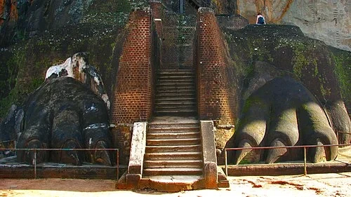 La Porte du Lion — Sigiriya Rock Fortress