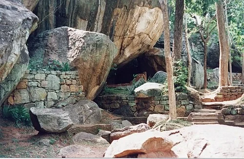 Les abris monastiques — Sigiriya Rock Fortress