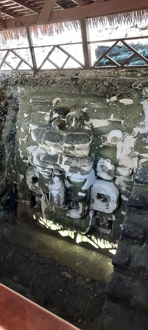 Masque de divinité en stuc — Tikal