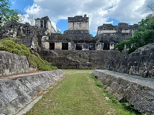 Le Terrain de Jeu de Balle Rituel — Tikal