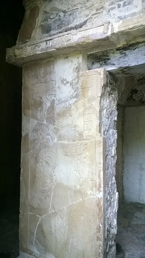 灰泥神像浮雕 — Palenque