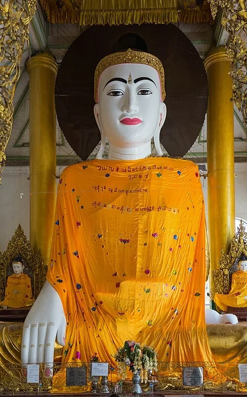 Bouddha Kassapa assis — Shwedagon Pagoda