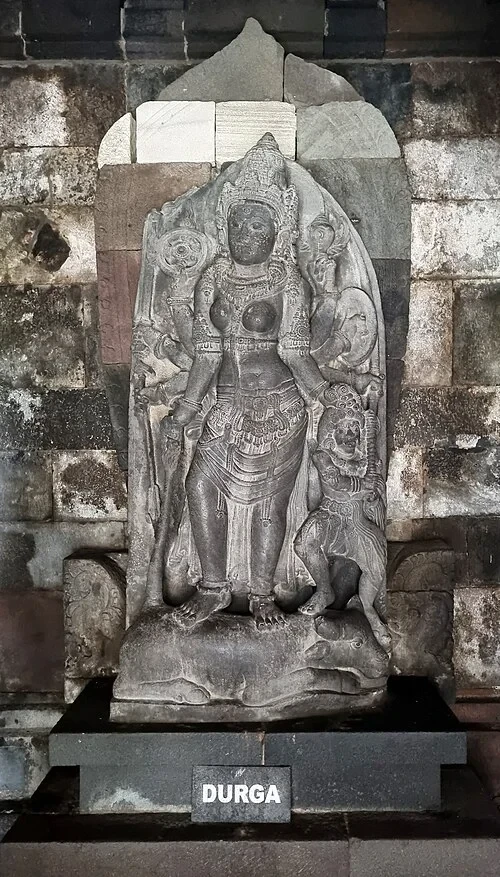 La vierge élancée — Prambanan Temple