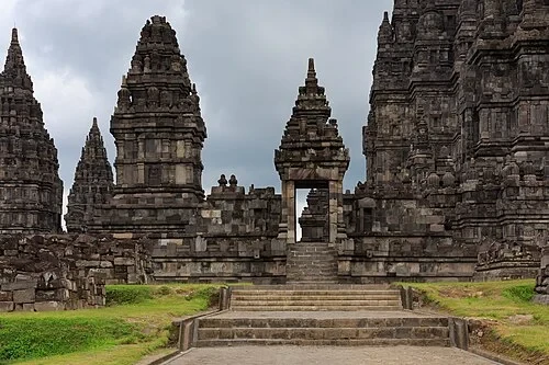 La porte des dieux — Prambanan Temple