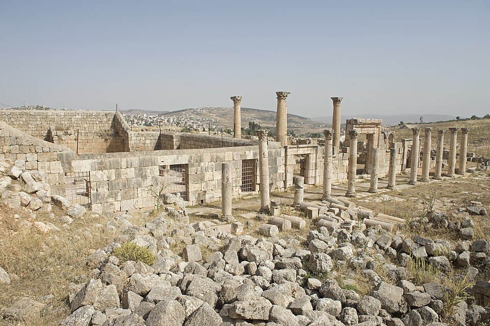 مجمع الكنائس الثلاث: كنائس القديس جورج، والقديس يوحنا، والقديسين قوزما ودميان — Jerash
