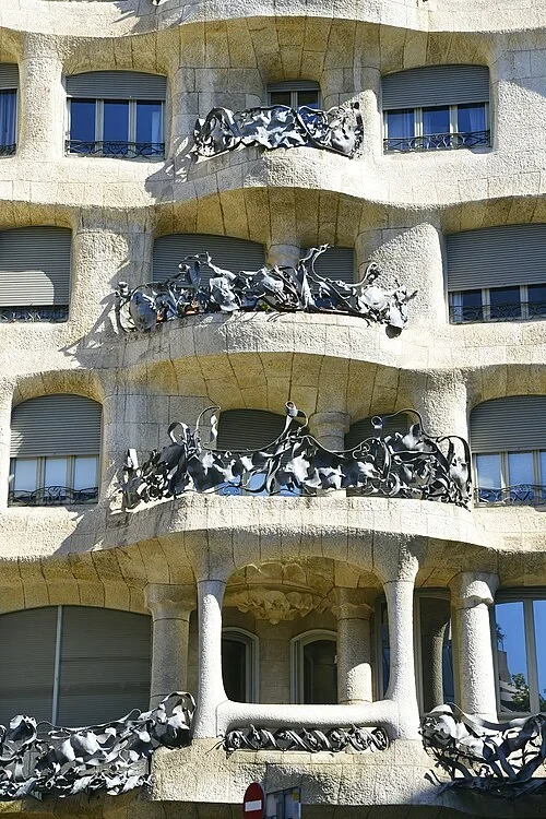 La façade de pierre ondulante