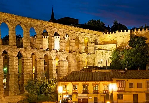 Arches et murailles médiévales — Aqueduct of Segovia