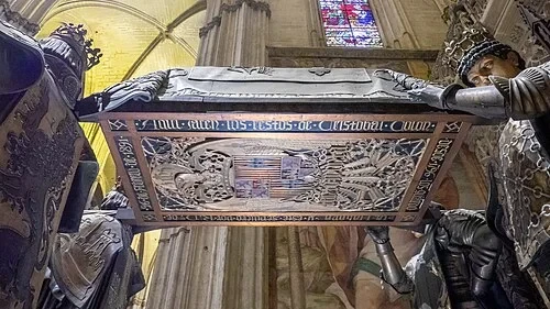Le repos final de l'explorateur — Catedral de Sevilla