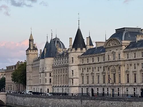 Les Quatre Tours Médiévales — Conciergerie