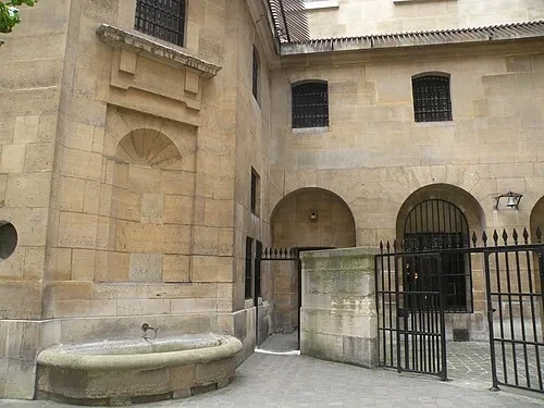 La Cour des Femmes — Conciergerie