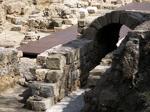 L'arc d'entrée monumental — Teatro Romano de Málaga
