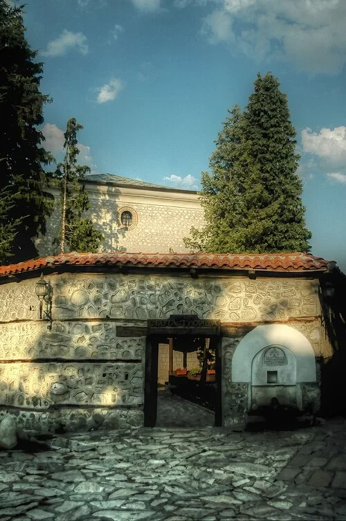 Les murs de la tromperie — Church of the Holy Trinity