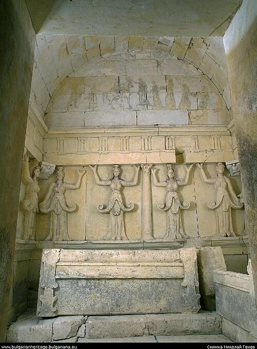 La chambre funéraire royale — Thracian Tomb of Sveshtari