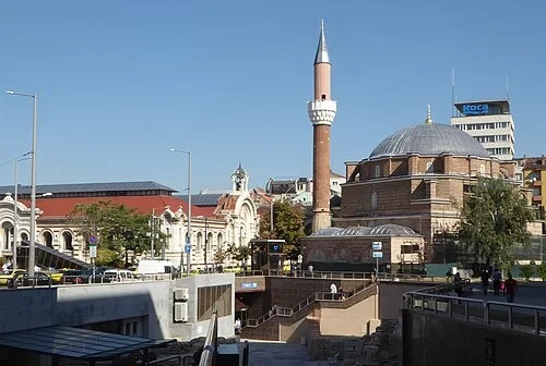 La vue vers le marché couvert — Banya Bashi Mosque