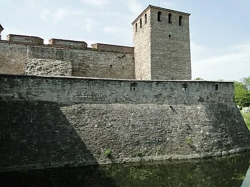 Les douves et la haute tour — Baba Vida Fortress