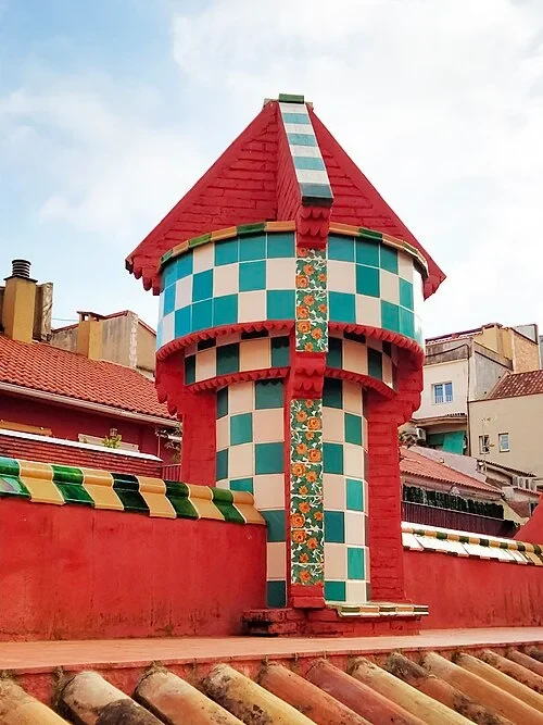 Les cheminées décorées — Casa Vicens