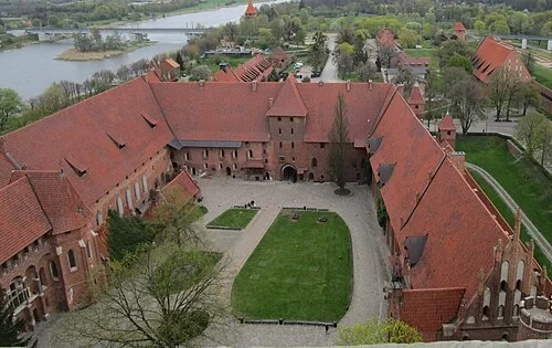 La cour du château moyen