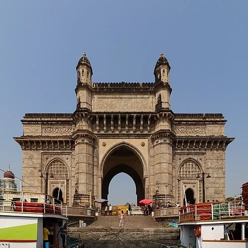 Les marches du départ — Gateway of India