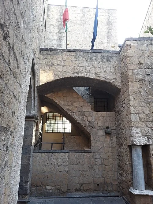 Die mittelalterliche Treppe — Castel dell'Ovo