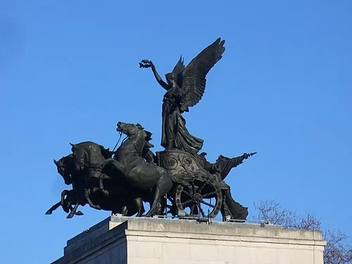 Bronze et Équilibre — Wellington Arch