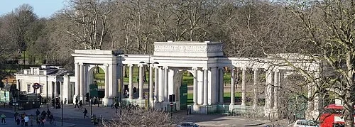 Le Hyde Park Screen — Wellington Arch