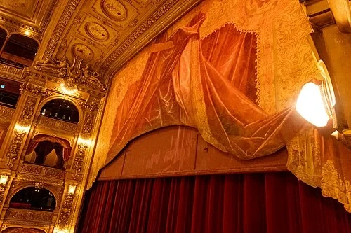 Le Rideau Écarlate — Teatro Colón