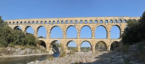 Le Géant à trois niveaux — Pont du Gard