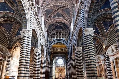 Das weite Kirchenschiff — Siena Cathedral