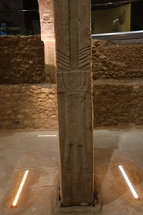 Mains et Tenue Rituelle — Göbekli Tepe
