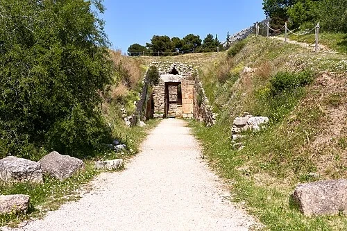 Le dôme effondré d'Égisthe — Mycenae Archaeological Site