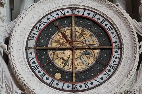 Le cadran doré de l'horloge — Cathédrale Notre-Dame de Chartres