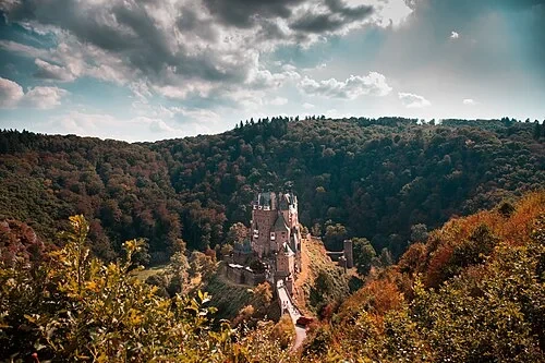 La forteresse invaincue — Burg Eltz