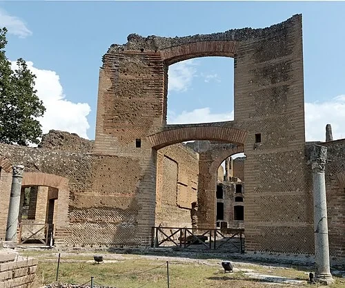 مبنى الإكسيدرا الثلاثية — Villa Adriana
