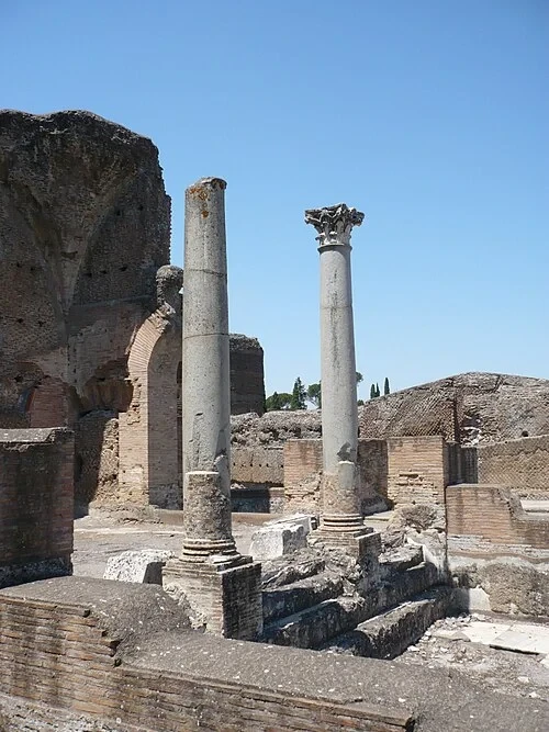 أعمدة الهيليوكامينوس — Villa Adriana