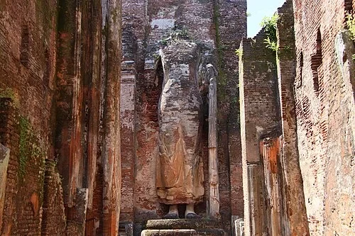 帕拉卡拉马巴胡一世雕像 (Statue of Parakramabahu I) — Polonnaruwa