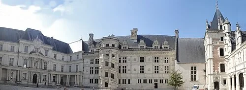Panorama de la cour — Château de Blois