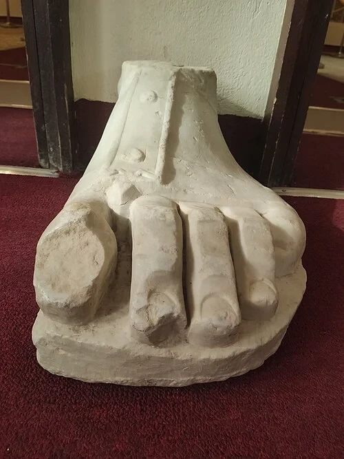 Pied en marbre d'une statue colossale — Timgad