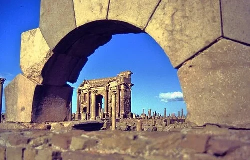 La perspective de la porte de la ville — Timgad