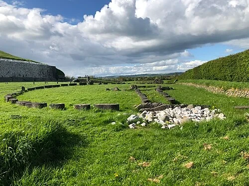 L'avant-cour sacrée — Newgrange