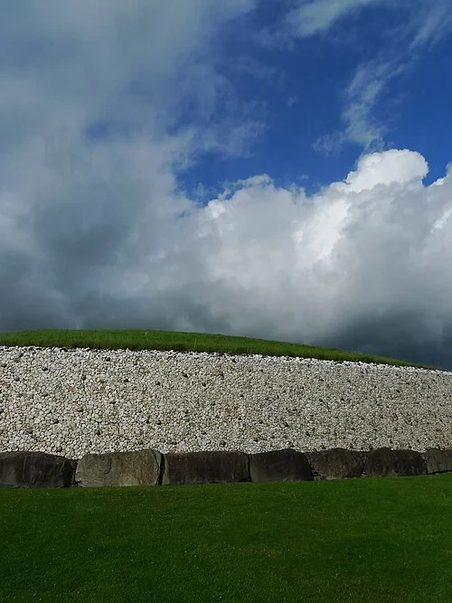 Le mur blanc — Newgrange