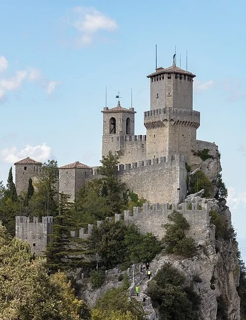 La forteresse de la falaise — Guaita Tower