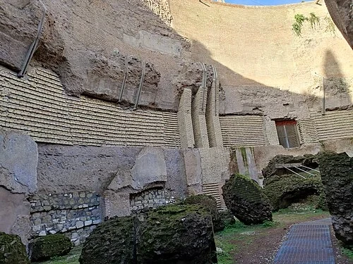 Les murs intérieurs restaurés — Mausoleo di Augusto