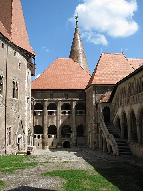 La cour intérieure — Corvin Castle