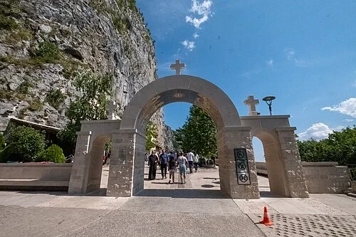 La porte d'entrée — Manastir Ostrog