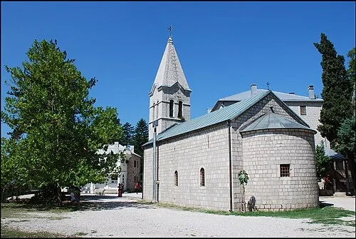 Cour inférieure du monastère — Manastir Ostrog