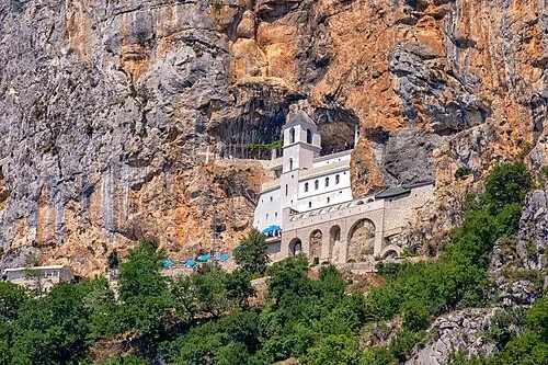 Le sanctuaire à flanc de falaise — Manastir Ostrog