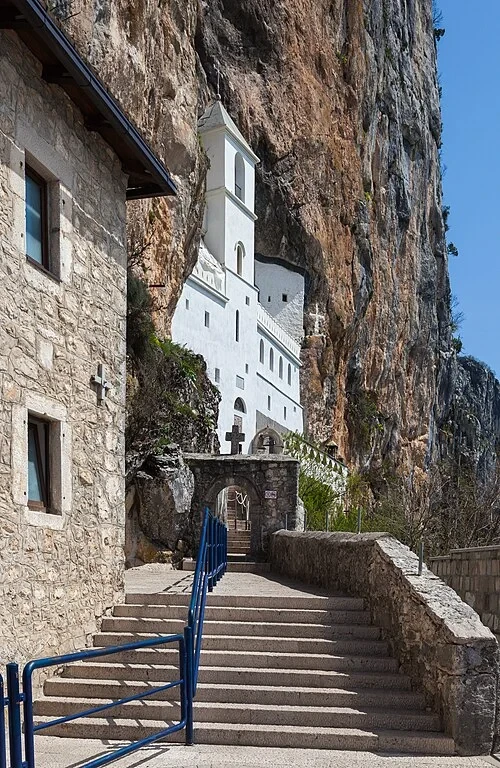 L'ascension du pèlerin — Manastir Ostrog