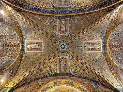 El techo de mosaico dorado — Abbey of Monte Cassino