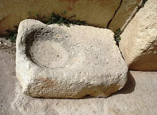 Bassin de purification rituelle — Ġgantija